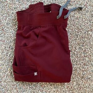 Figs burgundy Kade Xs